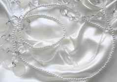 白色珍珠珍珠以前白色丝绸