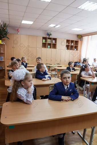 基辅乌克兰孩子们小学生坐学校