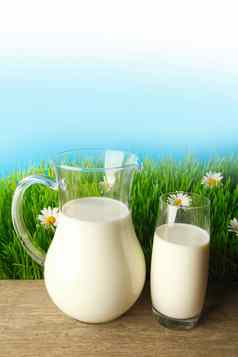 牛奶Jar玻璃花草地