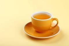 黄色的杯绿色乌龙茶茶飞碟