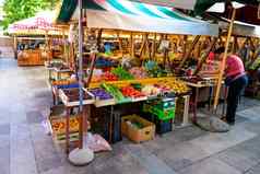当地的生产商商人提供新鲜的当地的种植水果蔬菜市场
