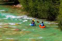 夫妇皮划艇翡翠绿松石山河接近急流前面