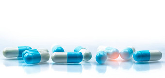 蓝色的白色胶囊药丸传播白色背景影子复制空间全球医疗保健概念抗生素药物电阻抗菌胶囊药片制药行业
