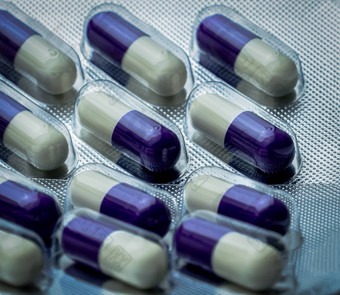 氟康唑抗真菌医学完整的框架图片紫色的白色胶囊药片医疗保健概念医学药片肝损害制药行业背景