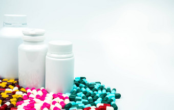 抗生素胶囊药片塑料瓶空白标签孤立的白色背景复制空间药物电阻概念抗生素药物合理的全球医疗保健概念制药行业健康预算政策