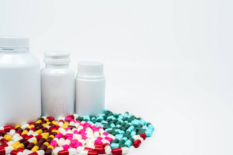 抗生素胶囊药片塑料瓶空白标签孤立的白色背景复制空间药物电阻概念抗生素药物<strong>合理</strong>的全球医疗保健概念制药行业健康预算政策