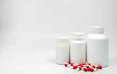 抗生素胶囊药片塑料瓶空白标签孤立的白色背景复制空间药物电阻概念抗生素药物合理的全球医疗保健概念制药包装行业药店背景健康预算政策