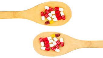 色彩斑斓的抗生素胶囊药片木勺子孤立的白色背景复制空间药物电阻概念抗生素药物合理的全球医疗保健概念制药行业药店背景