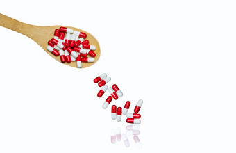 色彩斑斓的抗生素胶囊药片木勺子溢出孤立的白色背景复制空间剪裁路径抗生素药物合理的抗生素过度使用制药行业药店背景健康预算政策