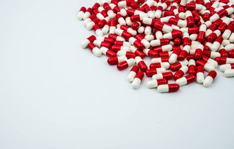 红色的白色抗生素胶囊药片白色背景复制空间药物电阻抗生素药物合理的抗生素药物过度使用制药行业药店产品