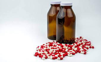 色彩斑斓的抗生素胶囊药片琥珀色的玻璃瓶孤立的白色背景药物电阻抗生素药物合理的制药行业药店背景抗生素药物过度使用健康预算政策