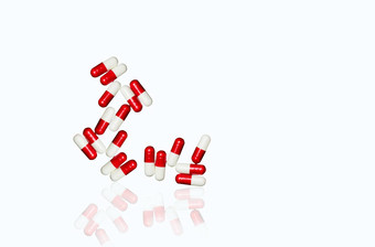 红色的白色抗生素胶囊药片孤立的白色背景复制空间剪裁路径抗菌药物电阻抗生素药物合理的概念药店背景
