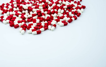 红色的白色抗生素胶囊药片白色背景复制空间药物电阻抗生素药物合理的抗生素药物过度使用制药行业药店产品
