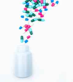 倒抗生素胶囊药片塑料瓶孤立的白色背景复制空间药物存储抗生素药物合理的健康预算政策制药行业药店背景抗菌药物过度使用