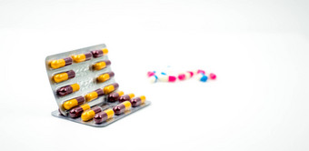 色彩斑斓的抗生素胶囊药片模糊背景复制空间药物电阻抗生素药物合理的健康政策健康保险概念制药行业药店背景