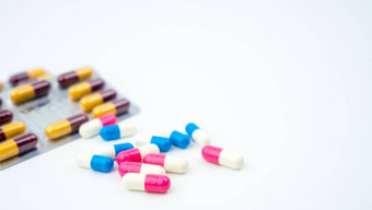 色彩斑斓的抗生素胶囊药片模糊背景复制空间药物电阻抗生素药物合理的健康政策健康保险概念制药行业药店背景
