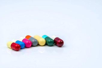 色彩斑斓的抗生素胶囊药片行白色背景复制空间药物电阻抗生素药物合理的健康政策健康保险概念制药行业药店背景