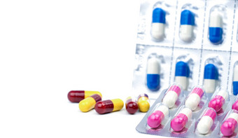 色彩斑斓的抗生素胶囊药片泡包白色背景抗菌药物电阻复制空间制药行业药店背景