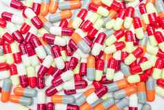 色彩斑斓的抗生素胶囊药片白色背景抗菌药物电阻制药行业药店背景
