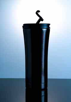 黑色的热水瓶瓶开放帽把黑色的玻璃白色背景