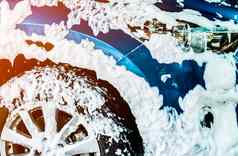 蓝色的紧凑的运动型多功能车车体育运动现代设计洗肥皂车覆盖白色泡沫车护理服务业务概念
