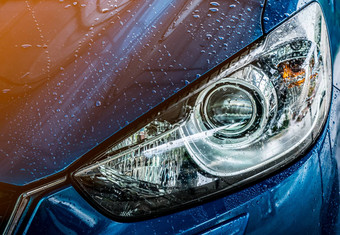 蓝色的紧凑的运动型多功能车车体育运动现代设计洗水车护理服务业务概念车覆盖滴水清洁高压力水喷雾
