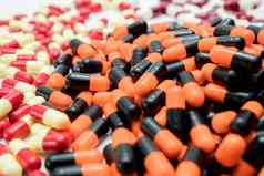 橙色黑色的白色红色的苍白的黄色的胶囊药片制药行业抗生素药物电阻药店背景药物的相互作用全球医疗保健概念