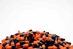 橙色黑色的抗生素胶囊药片药物电阻概念复制空间制药行业抗菌药物电阻药店背景药物的相互作用全球医疗保健概念