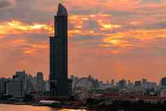 城市景观现代建筑河早....橙色日出天空云曼谷泰国现代体系结构办公室建筑城市逃