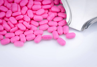 桩粉红色的平板电脑药丸白色背景不锈钢钢药物托盘norfloxacin治疗膀胱炎抗生素药物电阻抗菌药物合理的概念