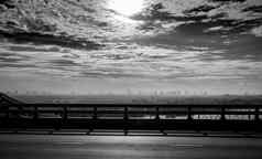 黑色的白色健美的视图桥城市河天空白色云伤心绝望的死亡背景城市空气污染全球气候变暖概念坏空气质量