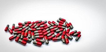 桩红色的灰色胶囊药片孤立的白色背景复制空间氟桂利嗪药物偏头痛预防治疗全球医疗保健概念制药行业概念