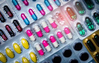前视图色彩斑斓的平板电脑胶囊药片泡包装安排美丽的模式制药行业概念完整的框架药片背景全球药品