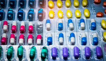 色彩斑斓的平板电脑胶囊药丸泡包装安排美丽的模式制药行业概念药店药店有缺陷的错误制药工厂概念