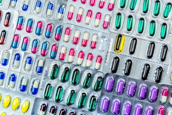 色彩斑斓的平板电脑胶囊药丸泡包装安排美丽的模式耀斑光制药行业概念药店药店抗生素药物电阻有缺陷的