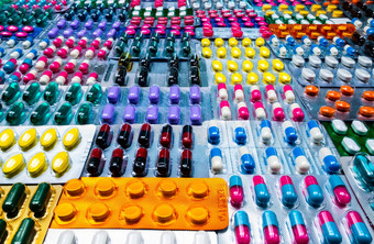 色彩斑斓的平板电脑胶囊药丸泡包装安排美丽的模式制药行业概念药店药店抗生素药物电阻药物合理的