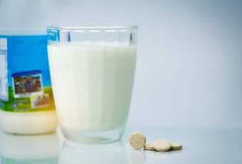 甜味牛奶平板电脑玻璃牛奶牛奶瓶白色背景钙食物产品牛牛奶健康的骨
