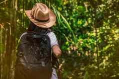 女人旅游他背包站常绿森林年轻的女人旅行者享受旅行