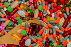 桩色彩斑斓的药片木勺子医学维生素补充矿物质抗生素药物电阻药物合理的概念全球医疗保健健康政策预算