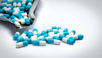 蓝色的白色胶囊药片药物托盘白色背景复制空间文本全球医疗保健概念抗生素药物电阻概念抗菌胶囊药片