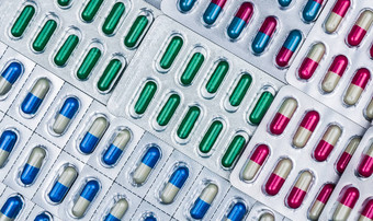 完整的框架色彩斑斓的胶囊药片泡包安排美丽的模式制药包装医学感染疾病抗生素药物合理的药物电阻