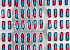 色彩斑斓的蓝色的粉红色的胶囊颗粒一边药片药片泡包白色背景空间制药剂量形式包装抗真菌医学