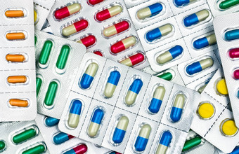 前视图色彩斑斓的平板电脑胶囊药片泡包全球健康护理药物合理的概念抗生素电阻概念