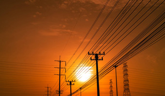 高电压电波兰传输行日落时间橙色红色的天空云体系结构轮廓电塔日落权力能源能源保护