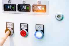 工程师的手推绿色按钮开放温度控制机温度控制面板内阁数字屏幕显示温度计热控制工业工厂