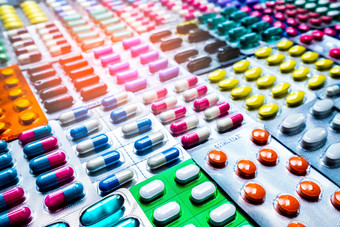 色彩斑斓的平板电脑胶囊药丸泡包装安排美丽的模式耀斑光制药行业概念药店药店抗生素药物电阻