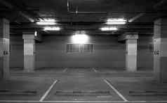 的角度来看视图空室内车停车很多购物中心地下混凝土停车很多开放光感觉伤心孤独的概念车停车很多块
