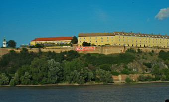 彼得罗伐定堡垒一边多瑙河herceg novi伤心塞尔维亚