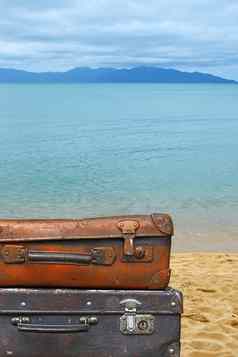 古董旅行手提箱海海滩