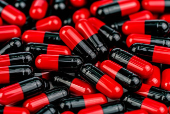桩红黑胶囊药片抗生素电阻药物合理的全球医疗保健概念抗生素药物电阻抗菌胶囊药片制药行业